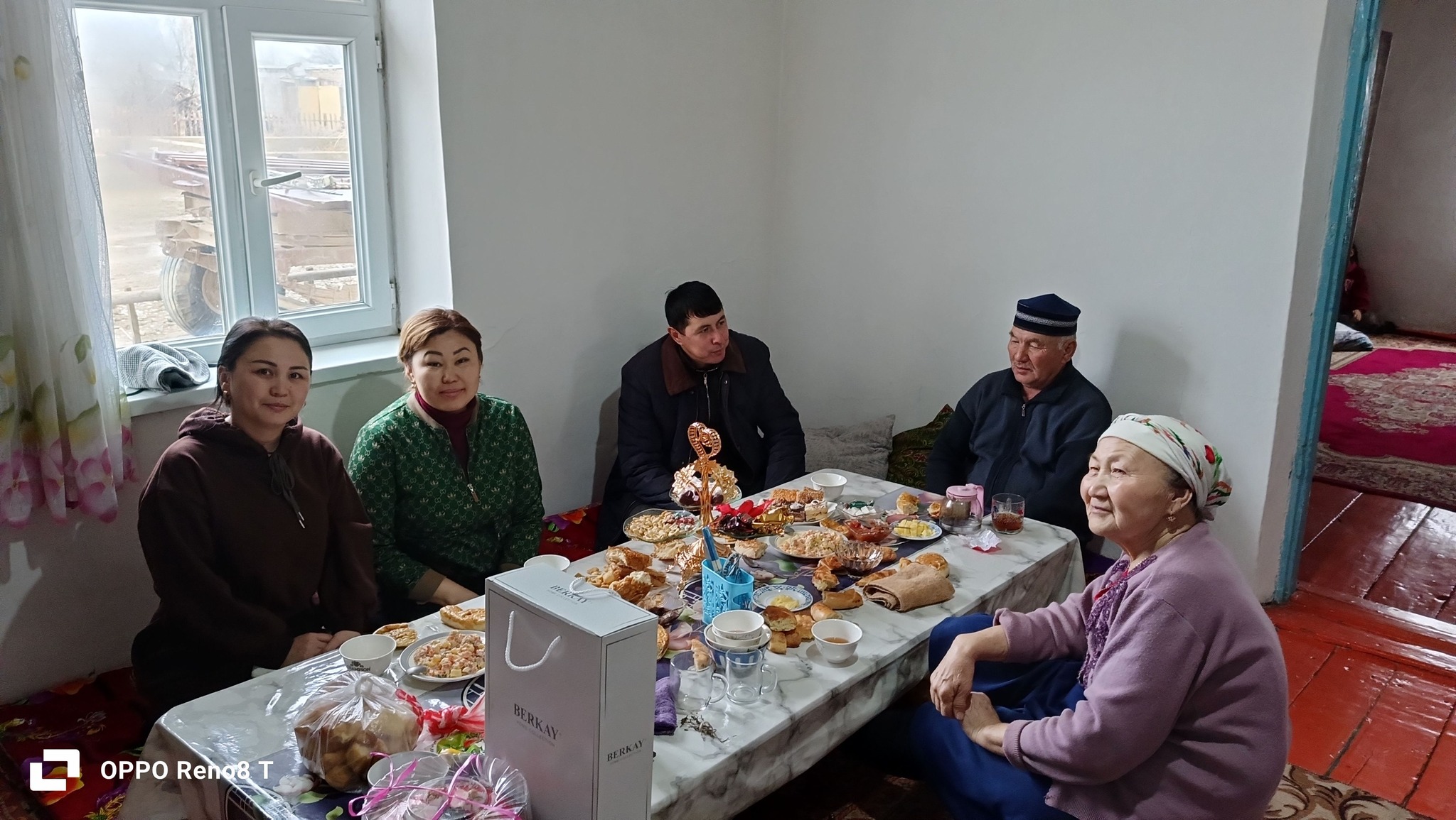 Ардагер ұстаздарға құрмет Жаңа жыл қарсаңында мектебіміздің ардагер ұстаздарына ерекше құрмет көрсетілді. Мектеп директоры С. Аймбетованың бастамасымен мектеп ұжымы ардагер ұстаздардың үйлеріне барып, мерекемен құттықтап, жылы лебіздері мен ізгі тілектерін жеткізді. Бұл игі дәстүр – өткенге тағзым етіп, білім жолында еңбек сіңірген ұстаздарға құрмет көрсетудің жарқын үлгісі. Ардагер ұстаздарымыз өздеріне көрсетілген ықылас пен құрметке риза болып, шексіз алғыстарын білдірді. Мектеп ұжымы ардагер ұстаздарға мықты денсаулық, ұзақ ғұмыр және береке-бірлік тіледі. Осындай шаралар алдағы уақытта да жалғасын табатынына сенімдіміз! Ұстаздарды құрметтеу – болашаққа жол ашу!