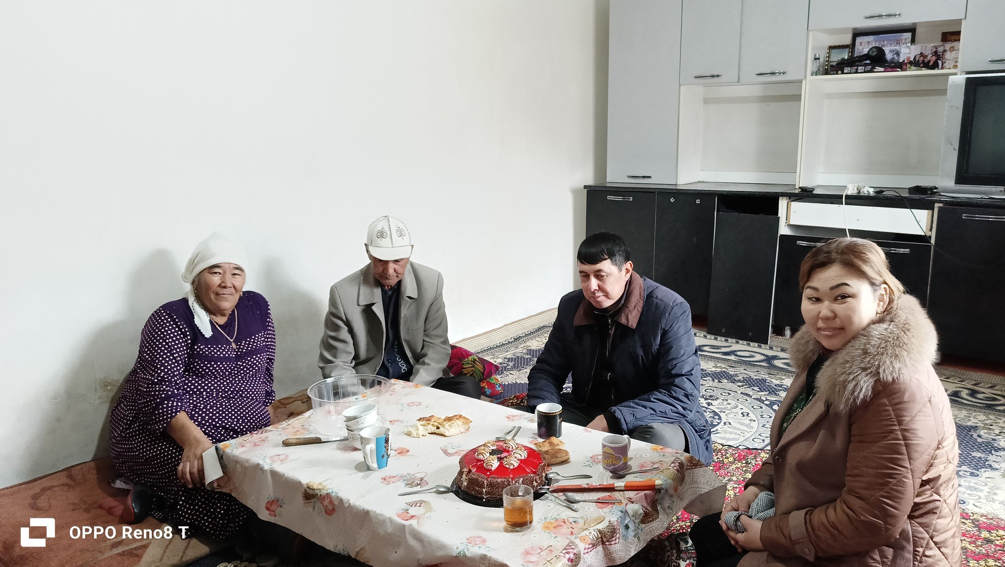 Ардагер ұстаздарға құрмет Жаңа жыл қарсаңында мектебіміздің ардагер ұстаздарына ерекше құрмет көрсетілді. Мектеп директоры С. Аймбетованың бастамасымен мектеп ұжымы ардагер ұстаздардың үйлеріне барып, мерекемен құттықтап, жылы лебіздері мен ізгі тілектерін жеткізді. Бұл игі дәстүр – өткенге тағзым етіп, білім жолында еңбек сіңірген ұстаздарға құрмет көрсетудің жарқын үлгісі. Ардагер ұстаздарымыз өздеріне көрсетілген ықылас пен құрметке риза болып, шексіз алғыстарын білдірді. Мектеп ұжымы ардагер ұстаздарға мықты денсаулық, ұзақ ғұмыр және береке-бірлік тіледі. Осындай шаралар алдағы уақытта да жалғасын табатынына сенімдіміз! Ұстаздарды құрметтеу – болашаққа жол ашу!