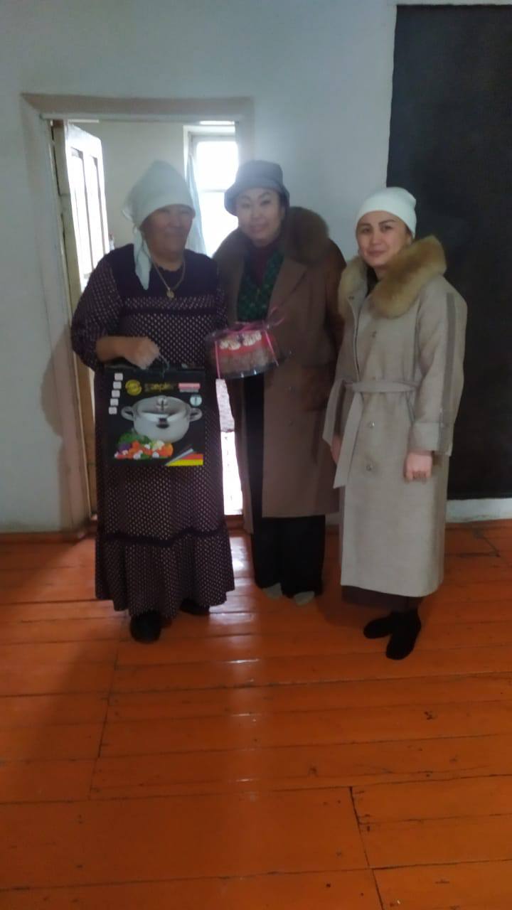 Ардагер ұстаздарға құрмет Жаңа жыл қарсаңында мектебіміздің ардагер ұстаздарына ерекше құрмет көрсетілді. Мектеп директоры С. Аймбетованың бастамасымен мектеп ұжымы ардагер ұстаздардың үйлеріне барып, мерекемен құттықтап, жылы лебіздері мен ізгі тілектерін жеткізді. Бұл игі дәстүр – өткенге тағзым етіп, білім жолында еңбек сіңірген ұстаздарға құрмет көрсетудің жарқын үлгісі. Ардагер ұстаздарымыз өздеріне көрсетілген ықылас пен құрметке риза болып, шексіз алғыстарын білдірді. Мектеп ұжымы ардагер ұстаздарға мықты денсаулық, ұзақ ғұмыр және береке-бірлік тіледі. Осындай шаралар алдағы уақытта да жалғасын табатынына сенімдіміз! Ұстаздарды құрметтеу – болашаққа жол ашу!